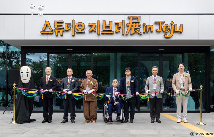 [서울=뉴시스] 지난 11일 제주동화마을에서 열린 ‘스튜디오 지브리展 in Jeju’ 개막식에서 강호준 대교 대표이사(오른쪽에서 첫 번째), 스튜디오 지브리 프로듀서 스즈키 토시오(왼쪽에서 세 번째), 정욱 대원미디어 회장(왼쪽에서 네 번째) 등 주요 관계자들이 테이프 커팅을 진행하고 있다. (사진=대교 제공) 2026.7.13. photo@newsis.com *재판매 및 DB 금지
