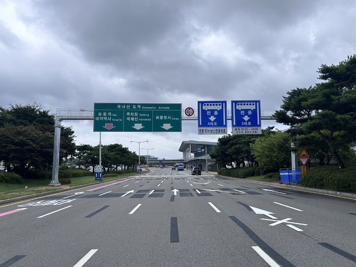 [서울=뉴시스] 한국공항공사(사장직무대행 박재희)는 오는 15일부터 김포공항 국내선 1층 전면도로에 버스전용차로를 신설·운영한다고 13일 밝혔다. 사진은 김포공항의 버스전용차로 모습. 2026.07.13. (사진=한국도로공사 제공) photo@newsis.com *재판매 및 DB 금지