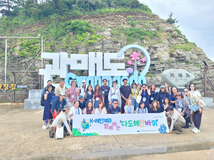 '해외 동포 및 국악단체 초청' 연수에서 참가자들이 문화 체험을 하고 있다. (사진=국립국악원 제공) *재판매 및 DB 금지