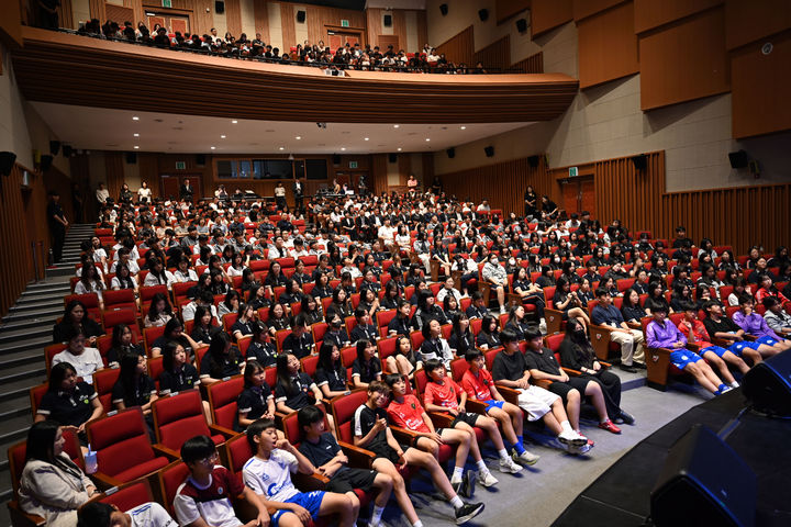 [창녕=뉴시스] 청소년들이 학교폭력 예방 콘서트를 관람하고 있다. (사진=창녕군 제공) 2026.07.13. photo@newsis.com *재판매 및 DB 금지