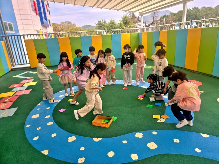 [밀양=뉴시스] 다봄 프로그램 참여 중인 아이들이 신체 활동 프로그램에 참여하고 있다. (사진=밀양시 제공) 2026.07.13. photo@newsis.com *재판매 및 DB 금지