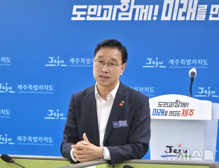[제주=뉴시스] 임재영 기자 = 위성곤 제주도지사가 13일 오전 제주도청 기자실을 방문해 제2우주센터 공모에 대한 의견을 밝히고 있다. 2026.07.13. ijy788@newsis.com