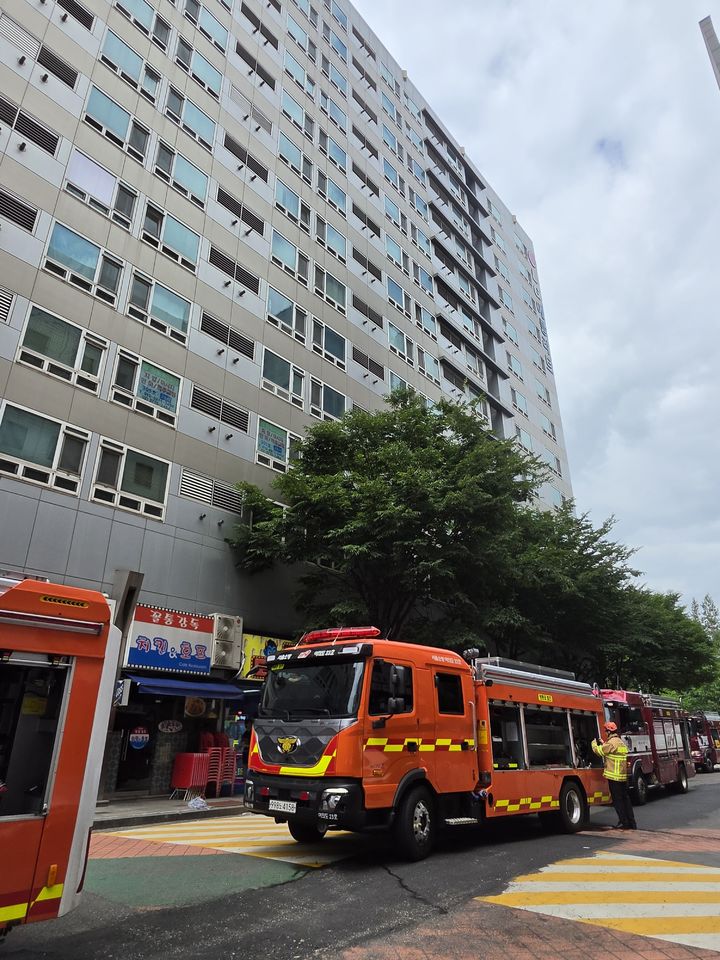 [서울=뉴시스] 소방당국에 따르면 13일 서울 영등포구 여의도동 소재의 오피스텔에서 화재가 발생했다. (사진=독자제공). 2026.07.13. photo@newsis.com *재판매 및 DB 금지