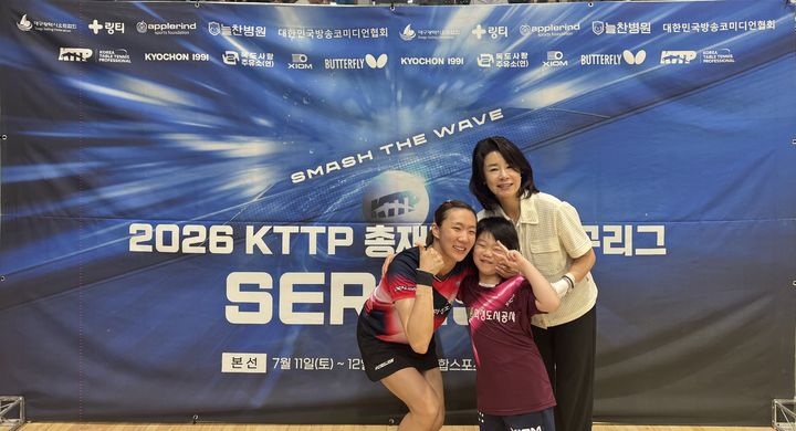 [화성=뉴시스] 화성도시공사 김하영이 12일 대구복합스포츠타운 시민체육관에서 열린 2026 KTTP 총재배 프로탁구리그 시리즈2 여자단식에서 우승, 경기장을 찾은 가족과 함께 사진을 찍고 있다. (사진=화성시 제공) 2026.07.13. photo@newsis.com *재판매 및 DB 금지