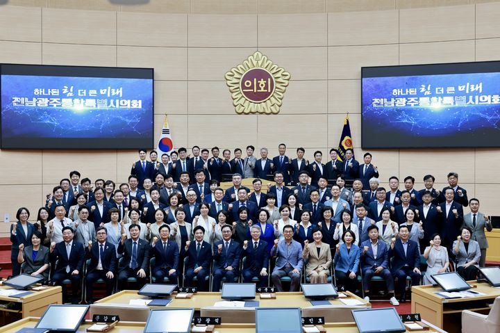 [전남광주=뉴시스] 송창헌 기자= 13일 전남광주통합특별시의회 남악청사 본회의장에서 91명의 의원들이 제2회 임시회 제1차 본회의를 마친 뒤 민형배 통합특별시장과 김대중 통합특별시교육감, 더불어민주당 신정훈 의원 등과 기념사진을 찍고 있다. (사진=특별시의회 제공) 2026.07.13 photo@newsis.om *재판매 및 DB 금지