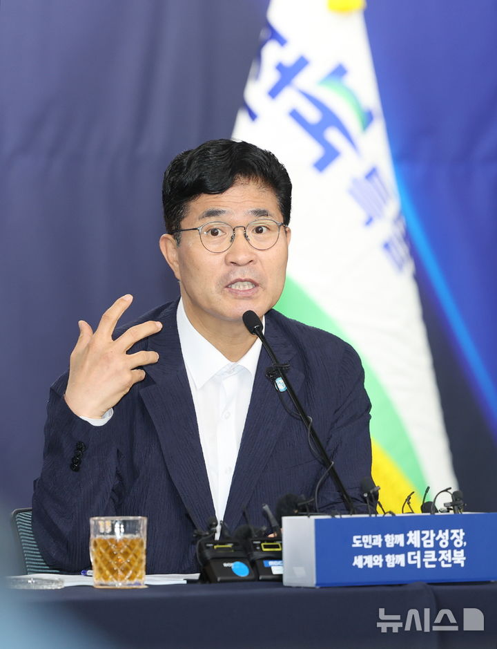 [전주=뉴시스] 김얼 기자 = 이원택 전북특별자치도지사가 13일 전북 전주시 전북특별자치도청 기자회견장에서 열린 '민선9기 도정운형방향 관련 기자회견'을 열고 질의에 답변하고 있다. 2026.07.13. pmkeul@newsis.com