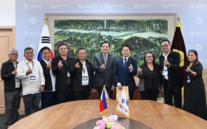 [서울=뉴시스] 임만균 서울시의회 의장이 10일(금) 필리핀 서 민도로주 대표단과 기념사진을 촬영하고 있다. (사진=서울시의회 제공) 2026.07.13. photo@newsis.com *재판매 및 DB 금지