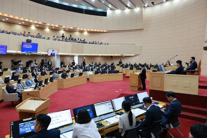 [전남광주=뉴시스] 송창헌 기자= 13일 전남광주통합특별시의회 남악청사 본회의장에서 열린 제2회 임시회 제1차 본회의에서 김대중 통합특별시교육감이 시정연설을 하고 있다. (사진=특별시의회 제공) 2026.07.13 photo@newsis.om *재판매 및 DB 금지