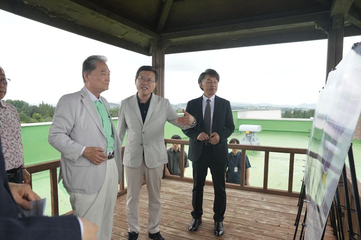 [천안=뉴시스] 장기수 천안시장이 13일 성환읍 국립축산과학원을 방문해 정재택 종축장이전개발범천안시민추진위원장과 함께 이야기를 나누고 있다. (사진=천안시 제공) 2026.07.13 photo@newsis.com *재판매 및 DB 금지