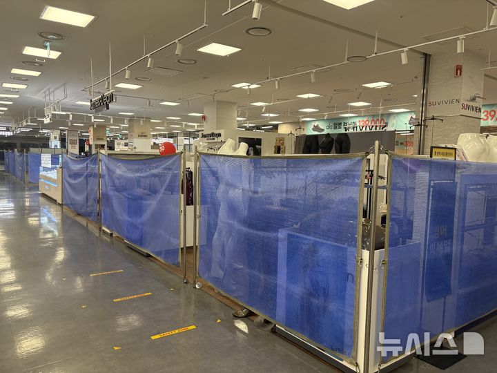 [서울=뉴시스] 권민지 기자 =홈플러스가 13일부터 본사와 대형마트 매장 영업을 임시 중단한다. 홈플러스는 운영자금 고갈과 시설 유지, 관리 어려움으로 이날부터 대형마트·본사 임시 휴업을 결정했다. 13일 서울 시내 홈플러스 몰 내 입점업체가 퇴거한 자리에 가림막이 설치되어 있다. 2026.07.13. ming@newsis.com