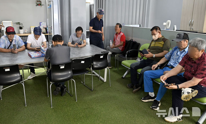 [전남광주=뉴시스] 양시원 기자 = 폭염이 이어지고 있는 13일 오전 전남광주 동구 대인동 한 무더위쉼터에 시민들이 모여 더위를 피하고 있다. 2026.07.13. goodwrite97@newsis.com