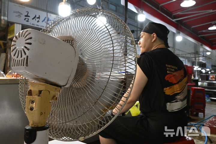 [전남광주=뉴시스] 양시원 기자 = 찜통 더위가 이어지고 있는 13일 오전 전남광주 서구 양동시장의 한 반찬가게에서 상인이 선풍기를 틀고 손님을 기다리고 있다. 2026.07.13. goodwrite97@newsis.com 