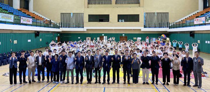 [창녕=뉴시스] 모두가족골든벨 참가 가족들이 내빈들과 기념사진을 촬영하고 있다. (사진= 창녕군 제공) 2026.07.13. photo@newsis.com *재판매 및 DB 금지
