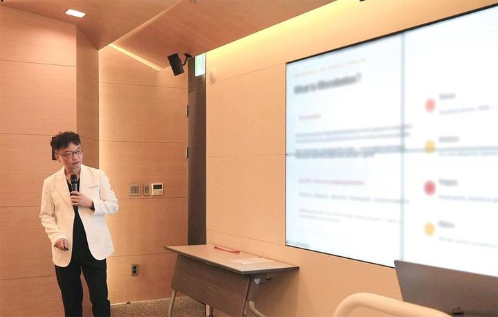 [서울=뉴시스] 지난 11일 일본 의료진을 대상으로 실시한 학술교육 프로그램 'M.LAB'에서 메이린의원 압구정점 김형문 원장이 강연을 진행하고 있다. (사진=메디톡스 제공) 2026.07.13. photo@newsis.com *재판매 및 DB 금지