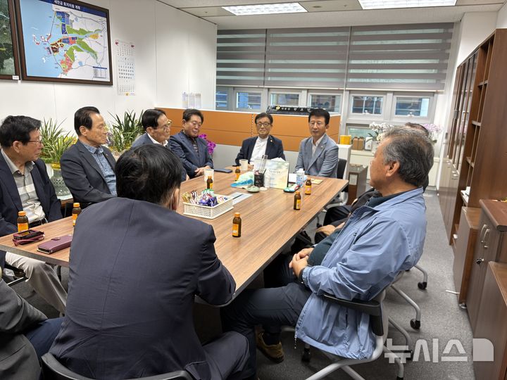 [전주=뉴시스] 전북특별자치도의회 농업복지환경위원회 권요안 위원장이 13일 완주노인회 관계자들을 만나 노인회 운영과 복지정책 전반에 대한 애로사항을 듣는 자리를 가졌다. 2026.07.13 *재판매 및 DB 금지