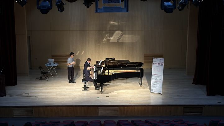[서울=뉴시스] 피아니스트 니콜라이 사라토프스키가 '2026 세종국제음악제' 마스터클래스에서 학생을 지도하고 있다. (사진=세종대 제공) 2026.07.13. photo@newsis.com *재판매 및 DB 금지