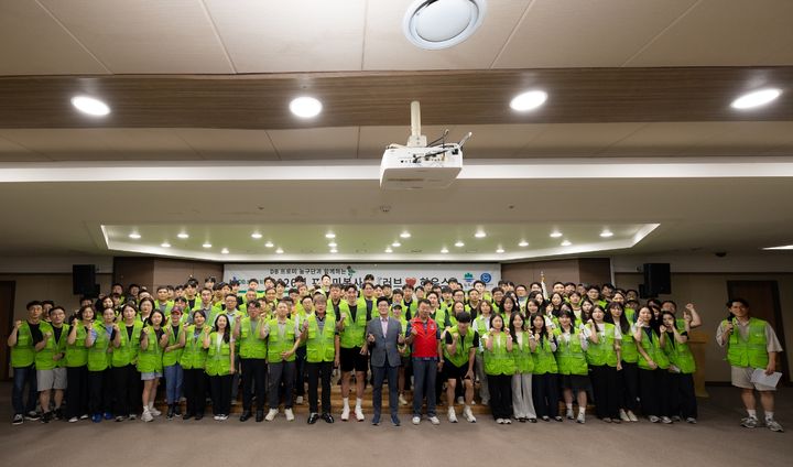 [서울=뉴시스] 지난 11일 원주시청 다목적홀에서 DB손해보험 정종표 사장과 구자열 원주시장(가운데) 및 DB손해보험 임직원과 농구단 선수들이 기념촬영을 하고있다. (사진=DB손보 제공) 2026.07.13. photo@newsis.com *재판매 및 DB 금지
