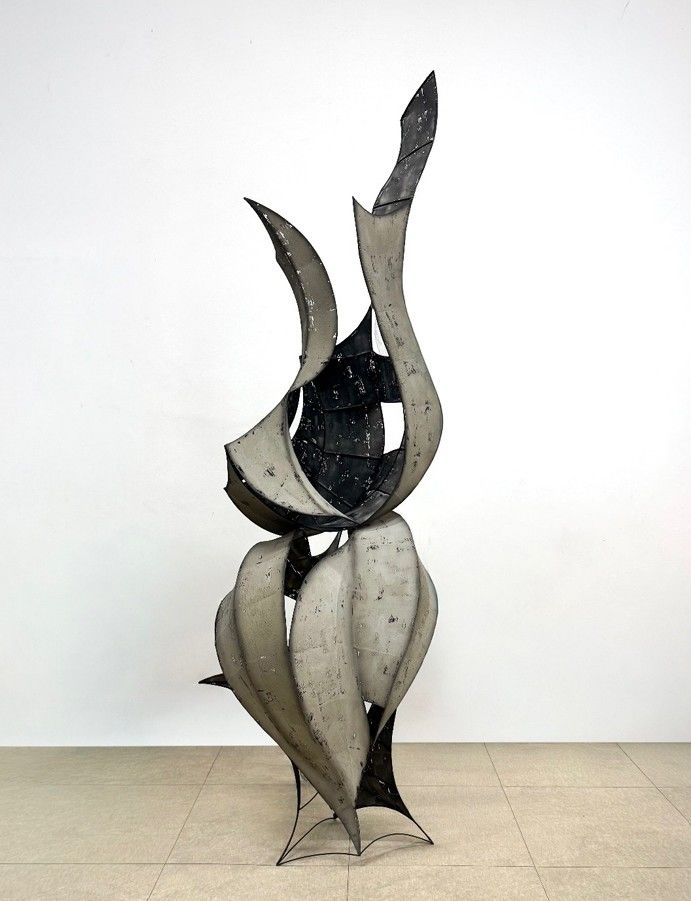 <free Curve line flower>, 2026, steel, cement, silk, acrylic, 80x80x210cm *재판매 및 DB 금지