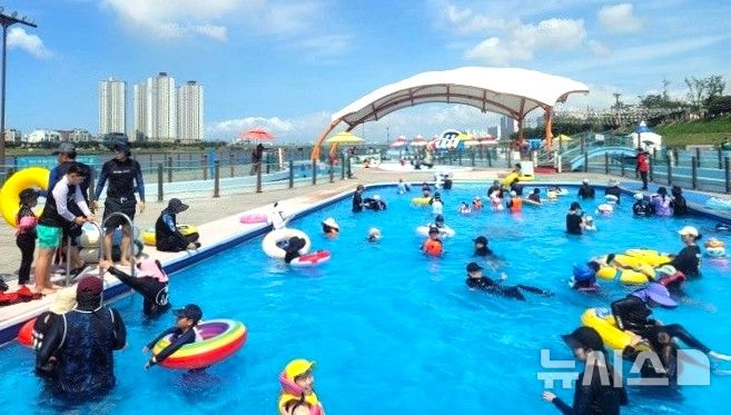 [포항=뉴시스] 경북 포항 형산강변에 조성한 형산강 야외 물놀이장. (사진=포항시 제공) 2026.07.13. photo@newsis.com 