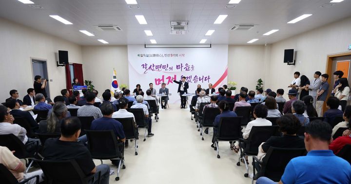 [홍성=뉴시스] 박정주 충남 홍성군수 읍면 순방이 13일부터 시작된 가운데 첫 방문지인 갈산면에서 주민들에게 군정 주요업무를 브리핑하고 있다. (사진=홍성군 제공) 2026.07.13. photo@newsis.com *재판매 및 DB 금지