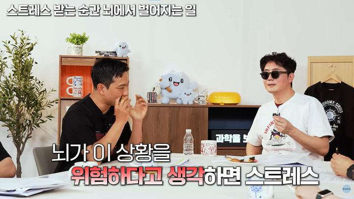 [서울=뉴시스]서울대학교 생명공학부 최명환 교수(왼쪽).(사진=보다 유튜브 캡처)2026.07.13.