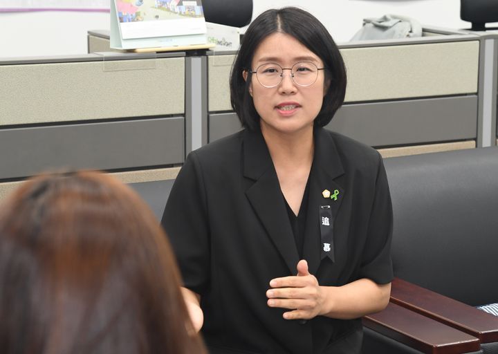 [청주=뉴시스] 최진아 청주시의회 대변인이 13일 청주시청 기자실에서 제4대 의회 개원 관련 브리핑을 하고 있다. (사진=청주시의회 제공) *재판매 및 DB 금지