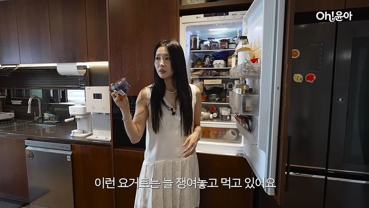 [서울=뉴시스] 배우 오윤아(45)가 그릭 요거트와 탄산수를 영양 간식으로 추천했다. (사진=오윤아 유튜브 채널 캡처)