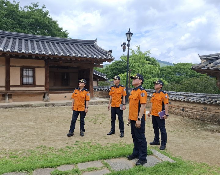 [대구=뉴시스] 대구 달성소방서는 장마철 집중호우와 기상이변에 따른 자연재난으로부터 시민의 안전을 확보하기 위해 지역 내 풍수해 취약지역을 대상으로 현장점검을 실시한다. (사진=대구 달성소방서 제공) 2026.07.13. photo@newsis.com *재판매 및 DB 금지