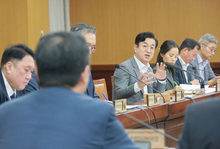 [대전=뉴시스]허태정 대전시장이 13일 주간업무회의를 주관하고 있다. 허 시장은 이 자리에서 전기차 보조금 신청 시스템 접속 장애가 발생한 것에 대해 질책했다. 2026. 07. 13 photo@newsis.com *재판매 및 DB 금지