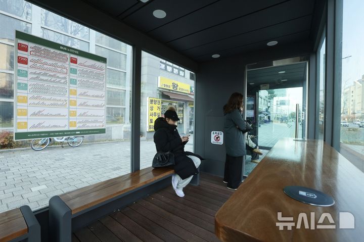 [의왕=뉴시스] 의왕시가 노후 버스정류장을 교체하고 환경 정비를 마쳤다. 사진은 시민들이 새로 설치된 시설을 이용하는 모습. (사진=의왕시 제공)..2026.07.13. photo@newsis.com