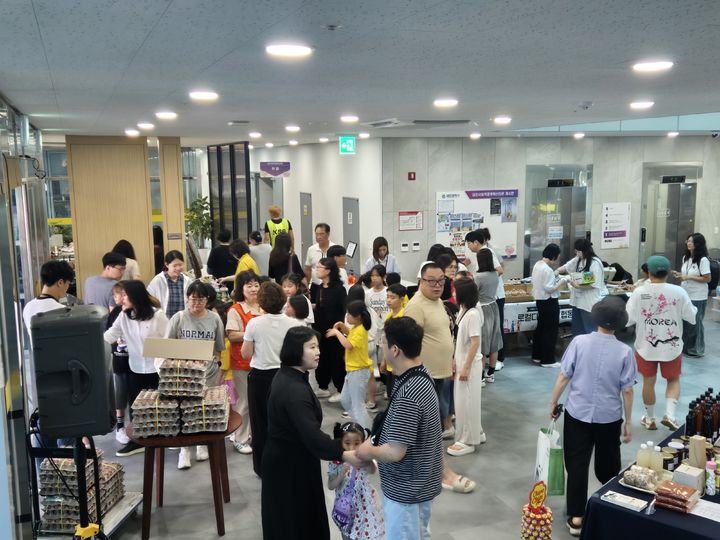 [대전=뉴시스]지난 11일 대전사회적경제혁신타운에서 '제2회 토요일 로컬마켓'이 운영됐다. 2026. 07. 13 photo@newsis.com *재판매 및 DB 금지