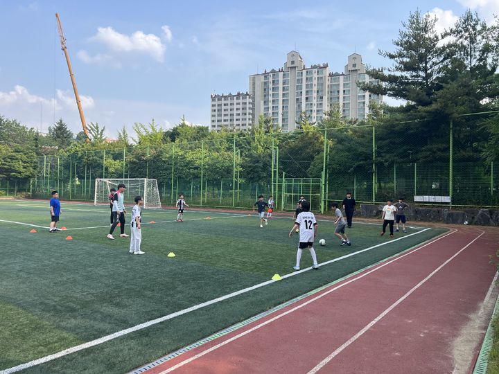 [서울=뉴시스] 지난해 6월 어린이들이 노량진축구장에서 축구교실 수업에 참여하고 있다. (사진=동작구 제공) 2026.07.13. photo@newsis.com *재판매 및 DB 금지
