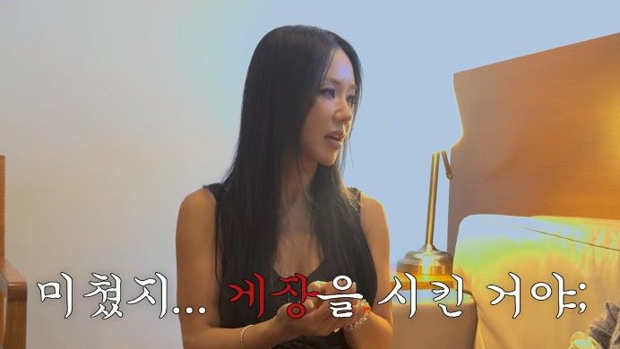 [서울=뉴시스] 지난 5일 가수 정재형의 유튜브 '요정재형'에 출연한 가수 엄정화가 다이어트를 위해 식사량을 줄이다가 게장을 먹고 다음 날 배가 아팠다고 말했다. (사진=유튜브 '요정재형' 캡처)