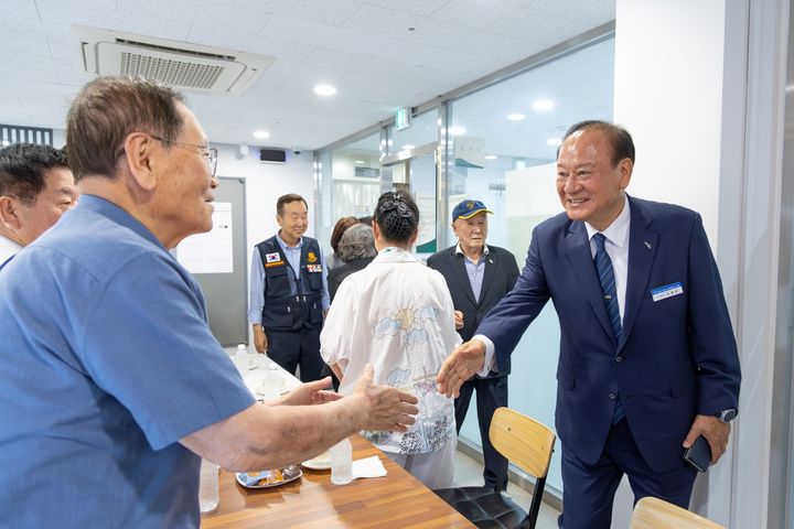 [서울=뉴시스] 유동균 마포구청장이 어르신과 인사를 나누고 있다. (사진=마포구 제공) 2026.07.13. photo@newsis.com *재판매 및 DB 금지