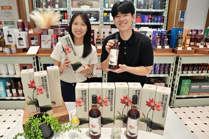 롯데마트는 16일 '김창수 위스키 연꽃 50도(700㎖)'를 단독 출시한다고 14일 밝혔다. *재판매 및 DB 금지