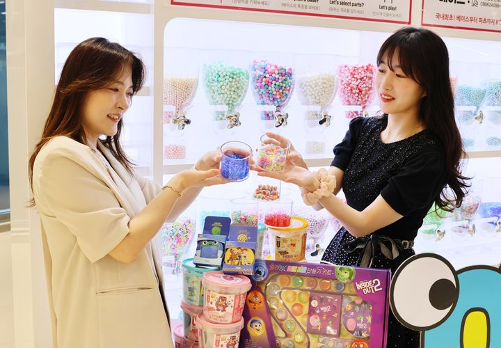[대구=뉴시스] 롯데아울렛 대구율하점은 1층 아동매장 앞에 DIY 슬라임 브랜드 '슬코(SLKO)' 팝업스토어를 열었다. (사진 = 롯데백화점 제공) 2026.07.13. photo@newsis.com *재판매 및 DB 금지