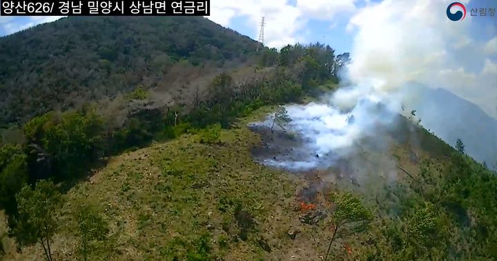 [밀양=뉴시스] 13일 낮 12시2분께 경남 밀양시 상남면 연금리 일원에서 산불이 발생해 헬기가 진화작업을 벌이고 있다. (사진=산림청 제공) 2026.07.13. photo@newsis.com *재판매 및 DB 금지