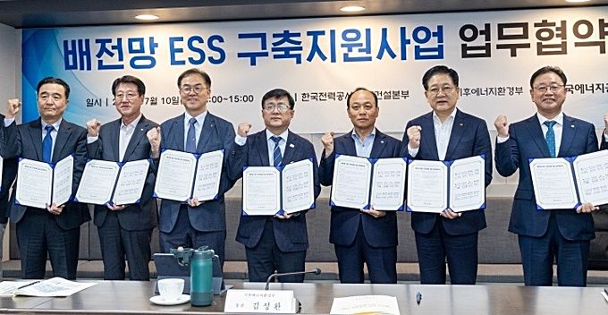 [울산=뉴시스] 권명호 한국동서발전 사장, 이영조 한국중부발전 사장, 김성환 기후에너지환경부 장관 및 관계자들이 2026 인공지능 활용 에너지저장장치 구축지원 사업 사업자 선정 후 기념사진을 찍고 있다. (사진=한국동서발전 제공) 2026.07.13. photo@newsis.com *재판매 및 DB 금지