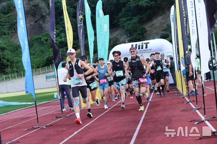 [울릉=뉴시스] 안병철 기자 = 지난 12일 경북 울릉에서 '2026 UiiT 울릉도 국제 트레일러닝 대회'가 열렸다.(사진=울릉군 제공) 2026.07.13. photo@newsis.com. 