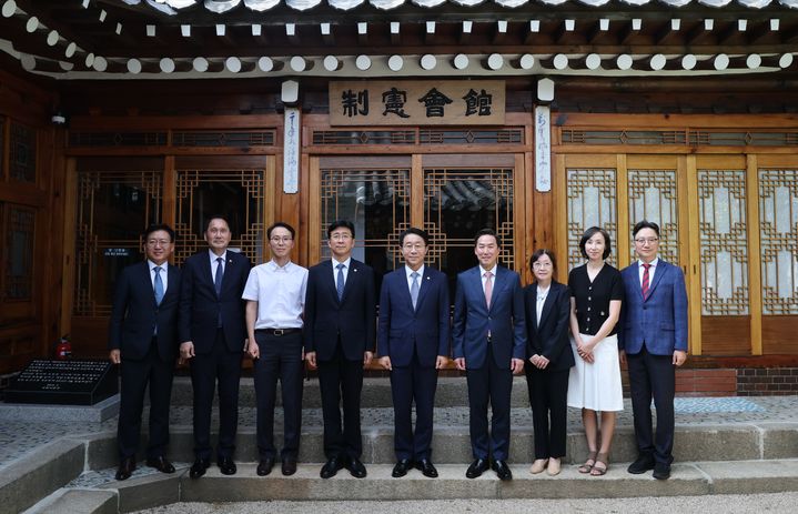 [서울=뉴시스]조정식 국회의장이 13일 오후 제헌유족회 관계자들과 함께 서울 종로구 통의동에 위치한 제헌회관을 방문했다.(사진=국회의장실 제공)2026.07.13. photo@newsis.com *재판매 및 DB 금지