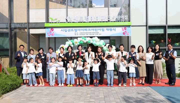 [광명=뉴시스] 최혜민 경기 광명시 부시장(두 번째 줄 왼쪽에서 여덟번째)이 13일 광명센트럴아이파크 단지 내 조성한 '시립센트럴아이파크어린이집' 개원식에 참석해 어린이들과 기념촬영을 하고 있다. (사진=광명시 제공) 2026.07.13. photo@newsis.com *재판매 및 DB 금지
