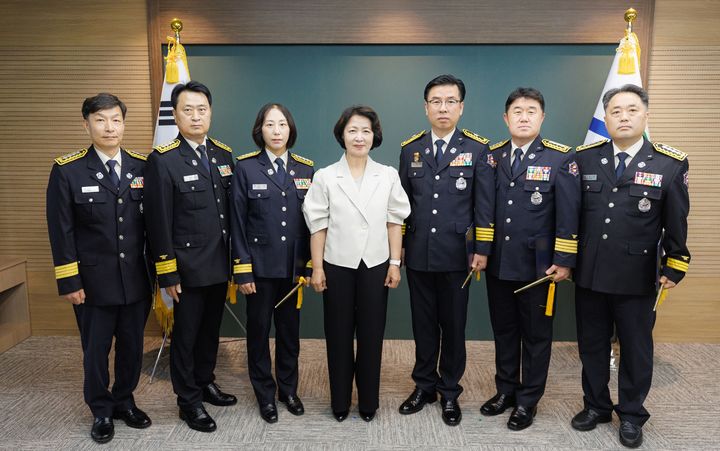 [수원=뉴시스] 추미애 경기도지사가 13일 경기도청 집무실에서 경기도소방재난본부 소방준감 및 소방정 승진자에게 임명장을 수여한 뒤 기념사진을 찍고 있다. (사진=경기도 제공) 2026.07.13. photo@newsis.com *재판매 및 DB 금지