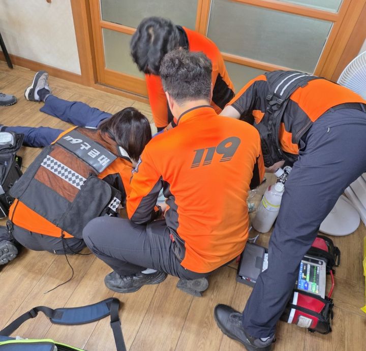 [전남광주=뉴시스] 지난 7일 전남광주통합특별시 나주시 남평읍 한 식당에서 60대 남성이 쓰러져 나주소방서 구급대원들이 심폐소생술을 하고 있다. (사진=나주소방서 제공) 2026.07.13. photo@newsis.com *재판매 및 DB 금지