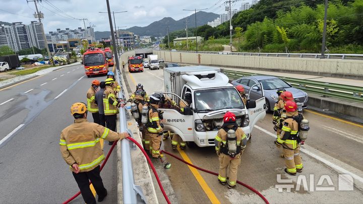 [전남광주=뉴시스]13일 낮 12시께 전남광주 남구 임암동 효천2 지하차도 출구(나주 방면) 인근에서 주행 중인 1t 화물차에 불이 나 7분 만에 꺼졌다. (사진 = 광주남부소방서 제공) 2026.07.13. photo@newsis.com *재판매 및 DB 금지 