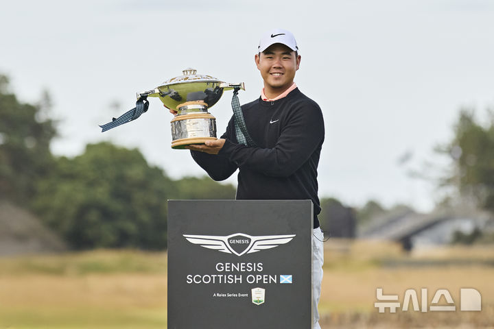 [서울=뉴시스] 김주형이 13일 영국 스코틀랜드 노스 베릭의 르네상스 클럽에서 펼쳐진 PGA 투어 스코틀랜드 오픈에서 우승한 뒤 트로피를 들고 기념촬영하고 있다.(사진=현대자동차·기아 제공) 2026.07.13. photo@newsis.com