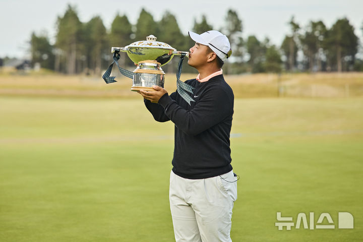 [서울=뉴시스] 김주형이 13일 영국 스코틀랜드 노스 베릭의 르네상스 클럽에서 펼쳐진 PGA 투어 스코틀랜드 오픈에서 우승한 뒤 트로피를 들고 기념촬영하고 있다.(사진=현대자동차·기아 제공) 2026.07.13. photo@newsis.com