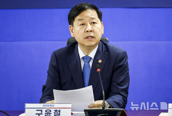 [서울=뉴시스] 정병혁 기자 = 구윤철 부총리 겸 재정경제부 장관이 13일 서울 여의도 국회 의원회관에서 열린 2026 하반기 경제성장전략 당정협의에서 발언하고 있다. 2026.07.13. jhope@newsis.com