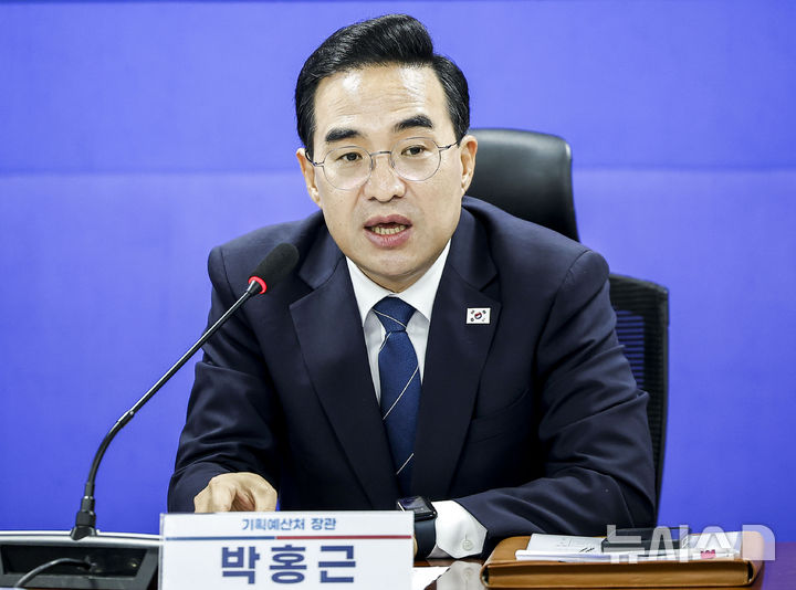 [서울=뉴시스] 정병혁 기자 = 박홍근 기획예산처 장관이 13일 서울 여의도 국회 의원회관에서 열린 2026 하반기 경제성장전략 당정협의에서 발언하고 있다. 2026.07.13. jhope@newsis.com