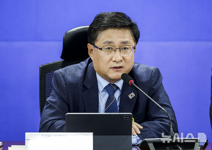 [서울=뉴시스] 정병혁 기자 = 김성환 기후에너지환경부 장관이 13일 서울 여의도 국회 의원회관에서 열린 2026 하반기 경제성장전략 당정협의에서 발언하고 있다. 2026.07.13. jhope@newsis.com