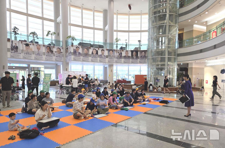 '온 가족 에너지 골든벨' 참가자들이 에너지 관련 퀴즈를 풀고 있다. (사진=GIST 제공) photo@newsis.com